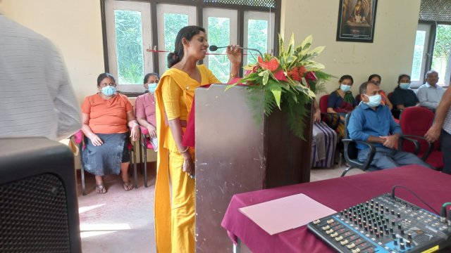"සිනහ දකින අපේ ලොවක්" 